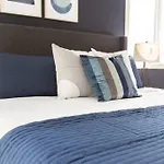 Modern Retreat, Aircon, Backyard, Near Dt & Wem