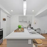 Blissful Suite, Cozy, Wifi, Desk, Close To Wem
