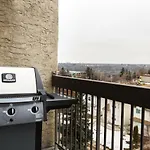 Modern Condo, 1 Bed 1 Bath, Downtown Edmonton, City Skyline View - Free Heated Underground Parking!