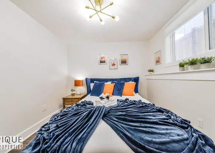 Tropical Oasis - King Beds - Free Netflix & Parking - Fast Wi-Fi