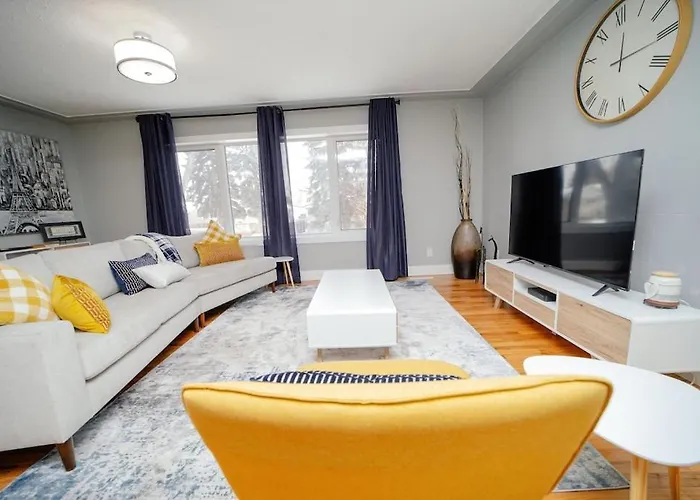 Cozy 3 Bedroom Contemporary Home With Free Parking