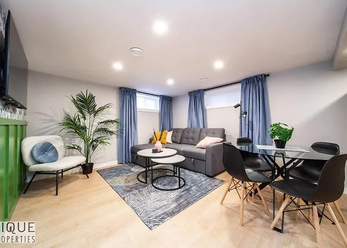 Modern Urban Escape -King Bed -Pet Friendly - Free Parking & Netflix - Fast Wi-Fi