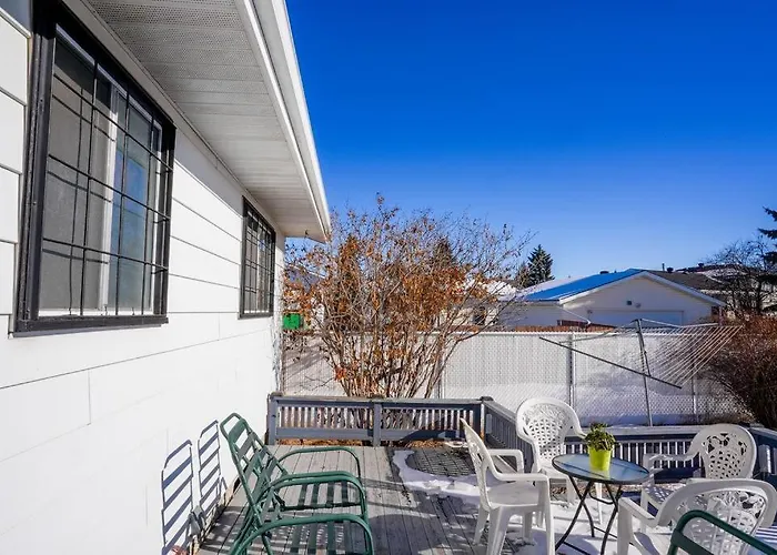 Beautiful 5 Bdrm Ac Home, Pool, Yard, Wifi, Fireplace, Parking, Transit, Town Centre - Sleeps 10