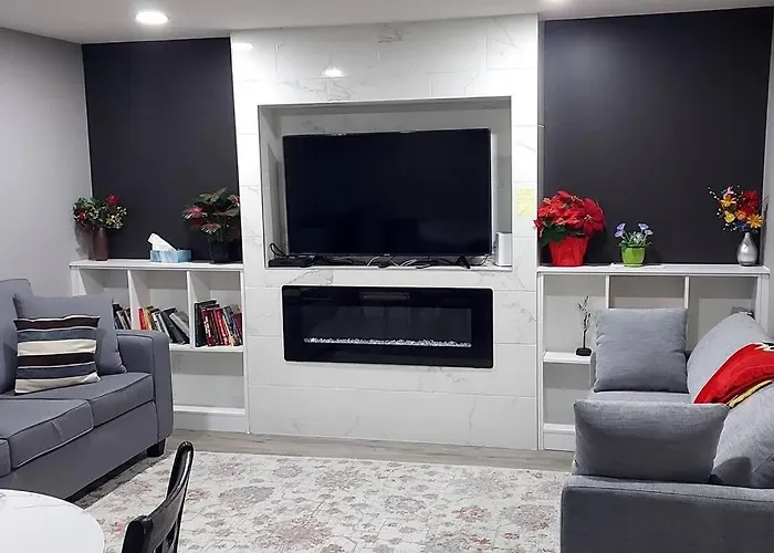Cozy 2-Bedroom Basement Guest Suite With Private Entrance And Proximity To The Airport