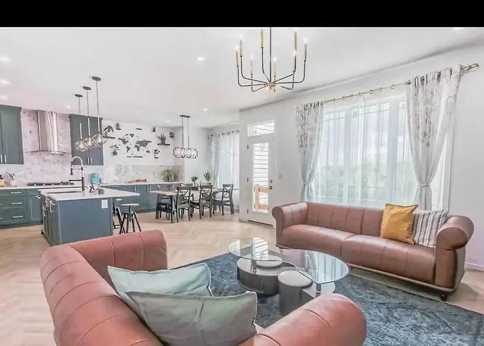 4 Bedroom Luxury Home , Theater, Sleeps 7, Ac , Garage