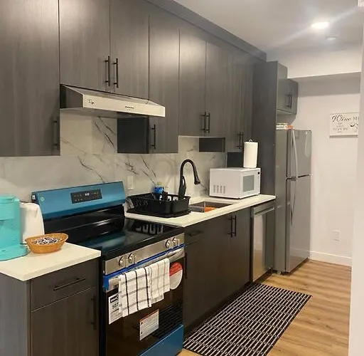Pebbles\' Cozy 2Bed Basement Suite - Near Downtown