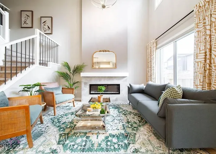 The Luxe, King Bed, Sleeps 8, Near Yeg Airport!