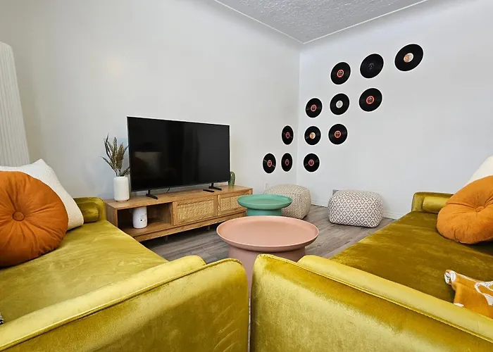 Retro Retreat - 3Bdr, 1 Bath, Close To City Center