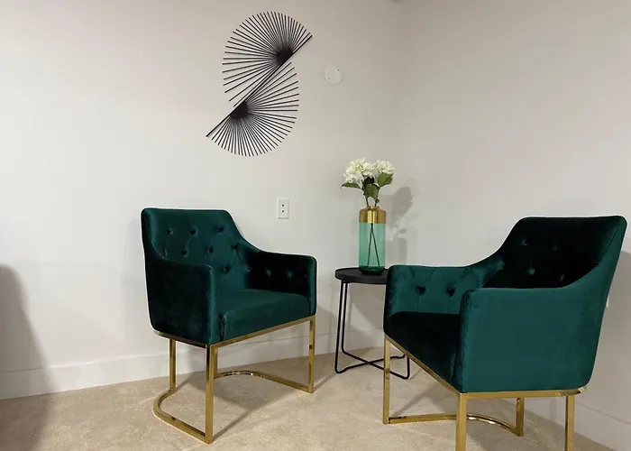 Comfy Corner Stays 2 Cross St Of W Edmonton Mall