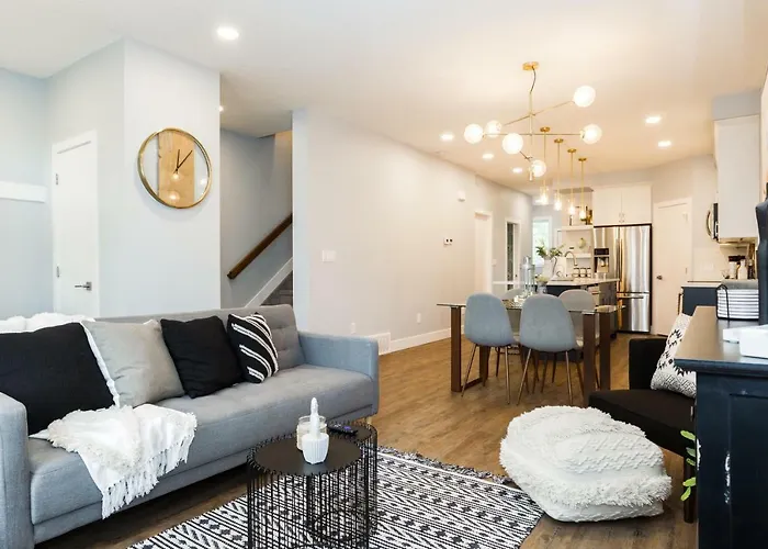 Contemporary Farmhouse Home - King Bed - Double Garage Parking - Free Wifi & Netflix - Long Stays Welcome