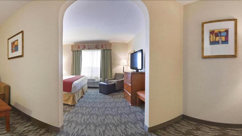 Express & Suites-edmonton South By Ihg