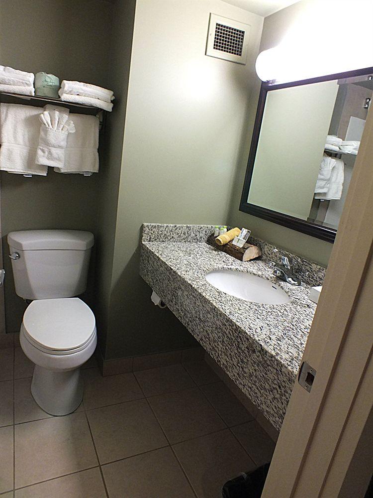 Ramada By Wyndham Yellowhead Nw 2*