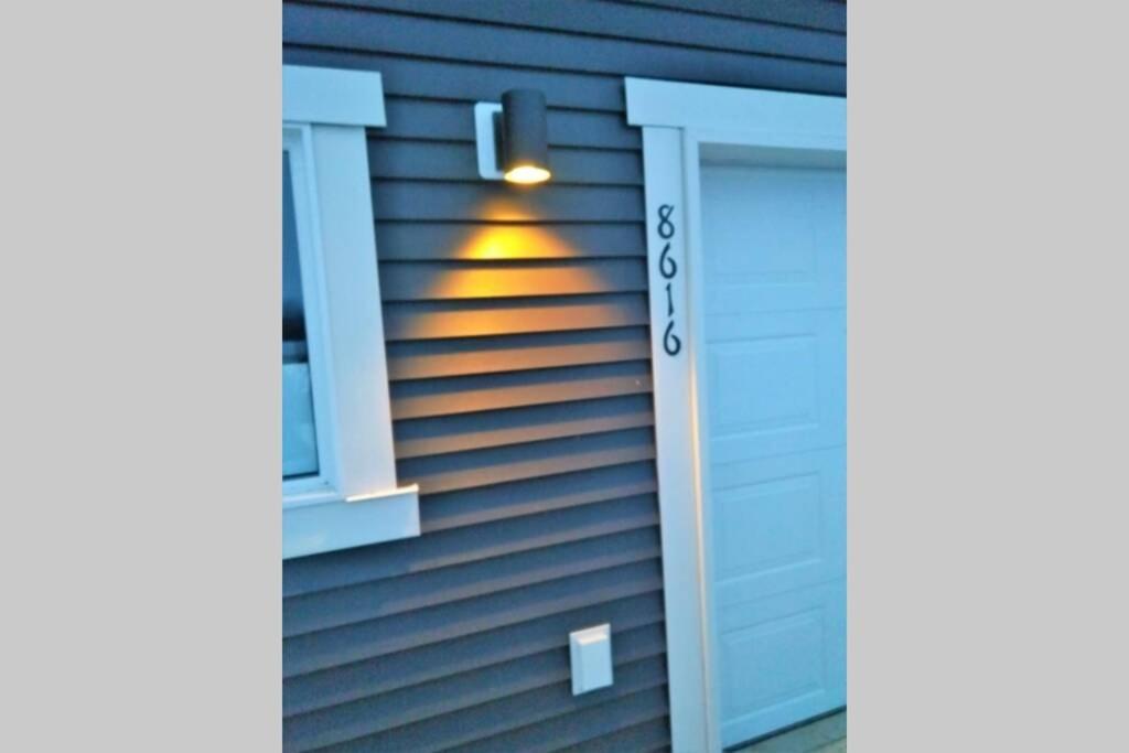 Grey Havens Laneway With Ac And Garage Near Wem * Edmonton