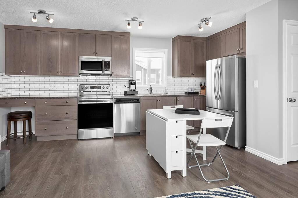 Grey Havens Laneway With Ac And Garage Near Wem