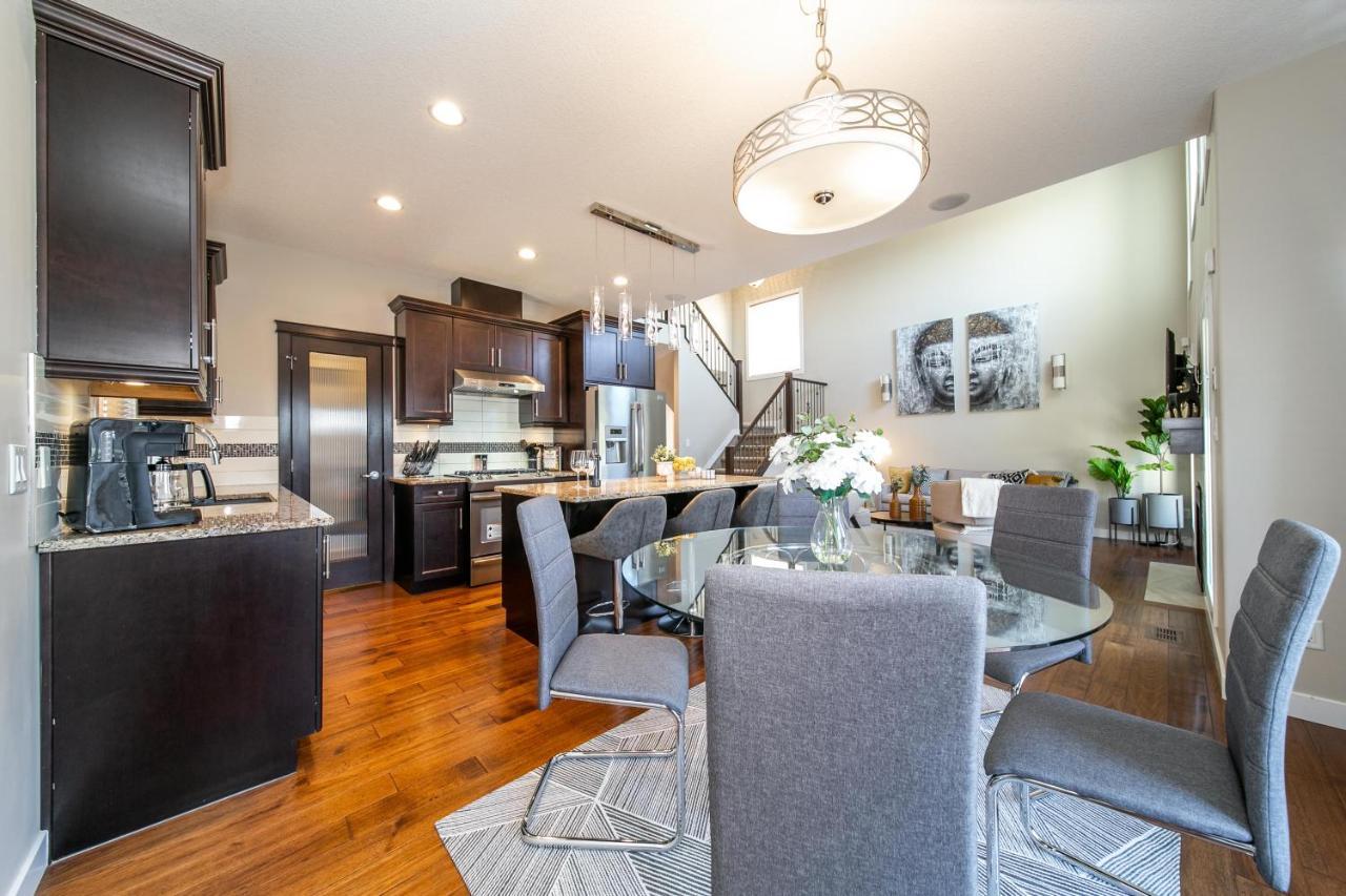 Holiday home Huge Luxury - Games - Double Garage & Fast Wi-fi - Free Netflix Edmonton