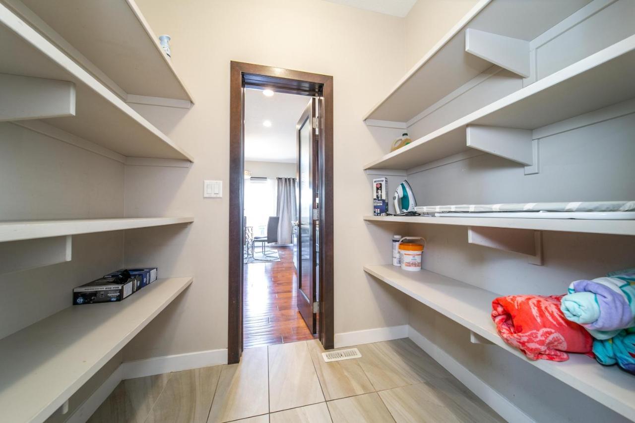 Holiday home Huge Luxury - Games - Double Garage & Fast Wi-fi - Free Netflix Edmonton
