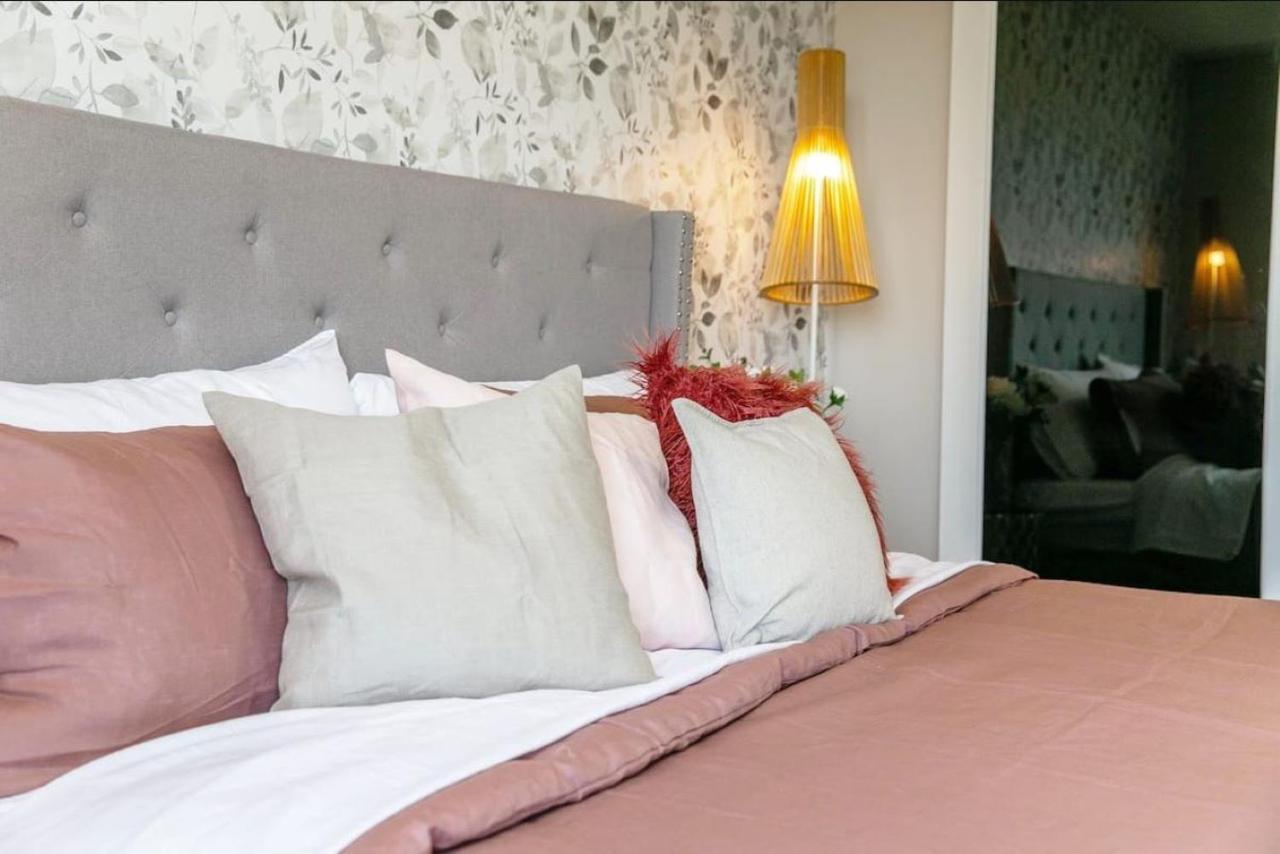 Huge Luxury - Games - Double Garage & Fast Wi-fi - Free Netflix