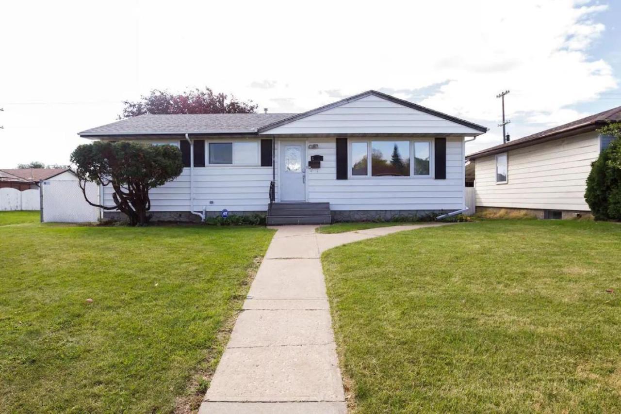 Holiday home Spacious 6bed 2bath Near Wem, W Free Parking & Wifi! Edmonton