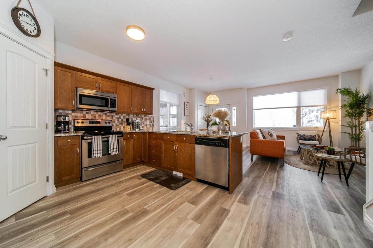 Bali Style - King Bed - Fireplace - Jacuzzi - Fast Wi-fi - Free Netflix & Garage Parking Holiday home Edmonton