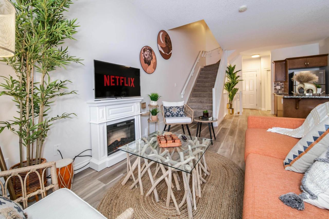 Bali Style - King Bed - Fireplace - Jacuzzi - Fast Wi-fi - Free Netflix & Garage Parking