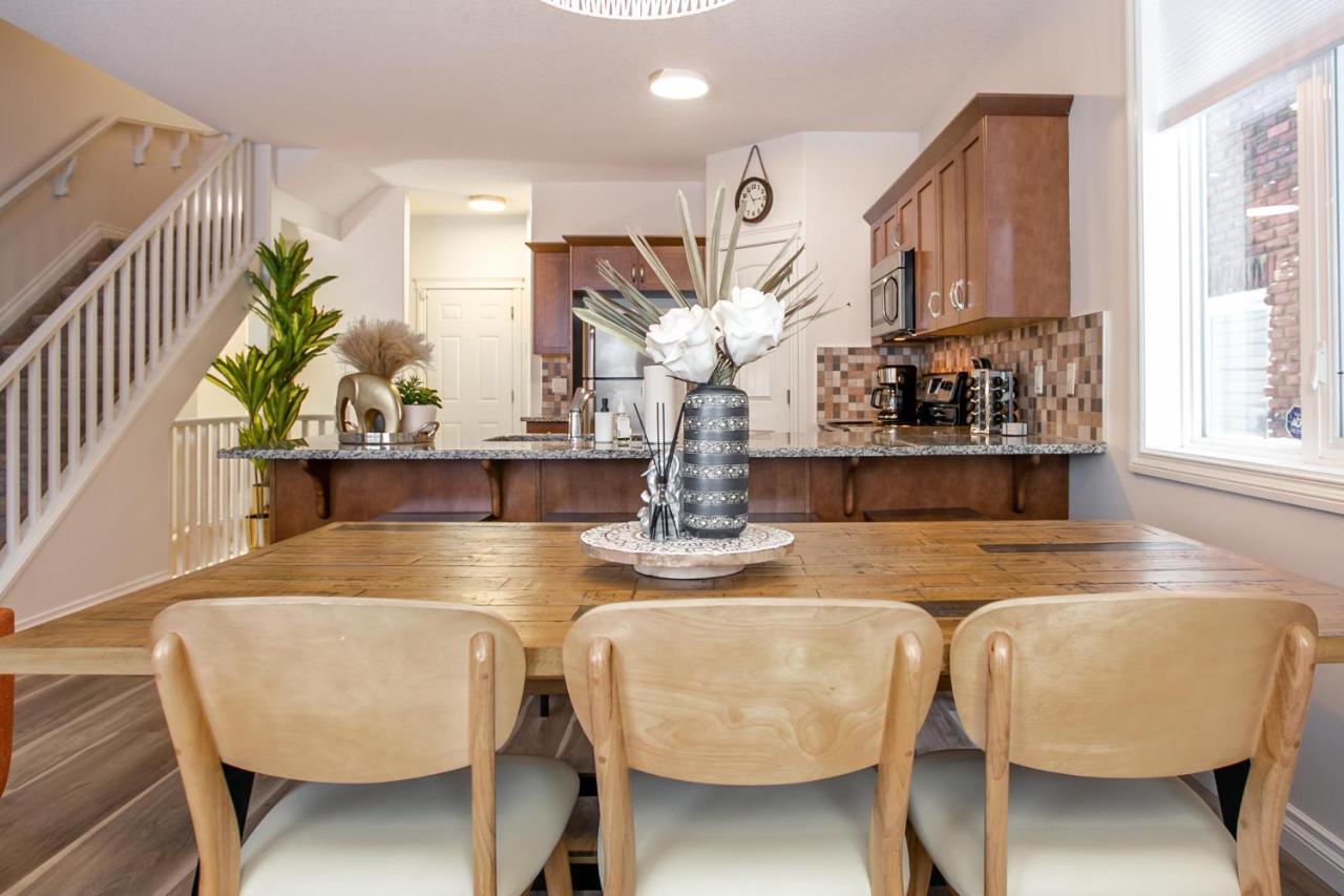 Bali Style - King Bed - Fireplace - Jacuzzi - Fast Wi-fi - Free Netflix & Garage Parking Edmonton