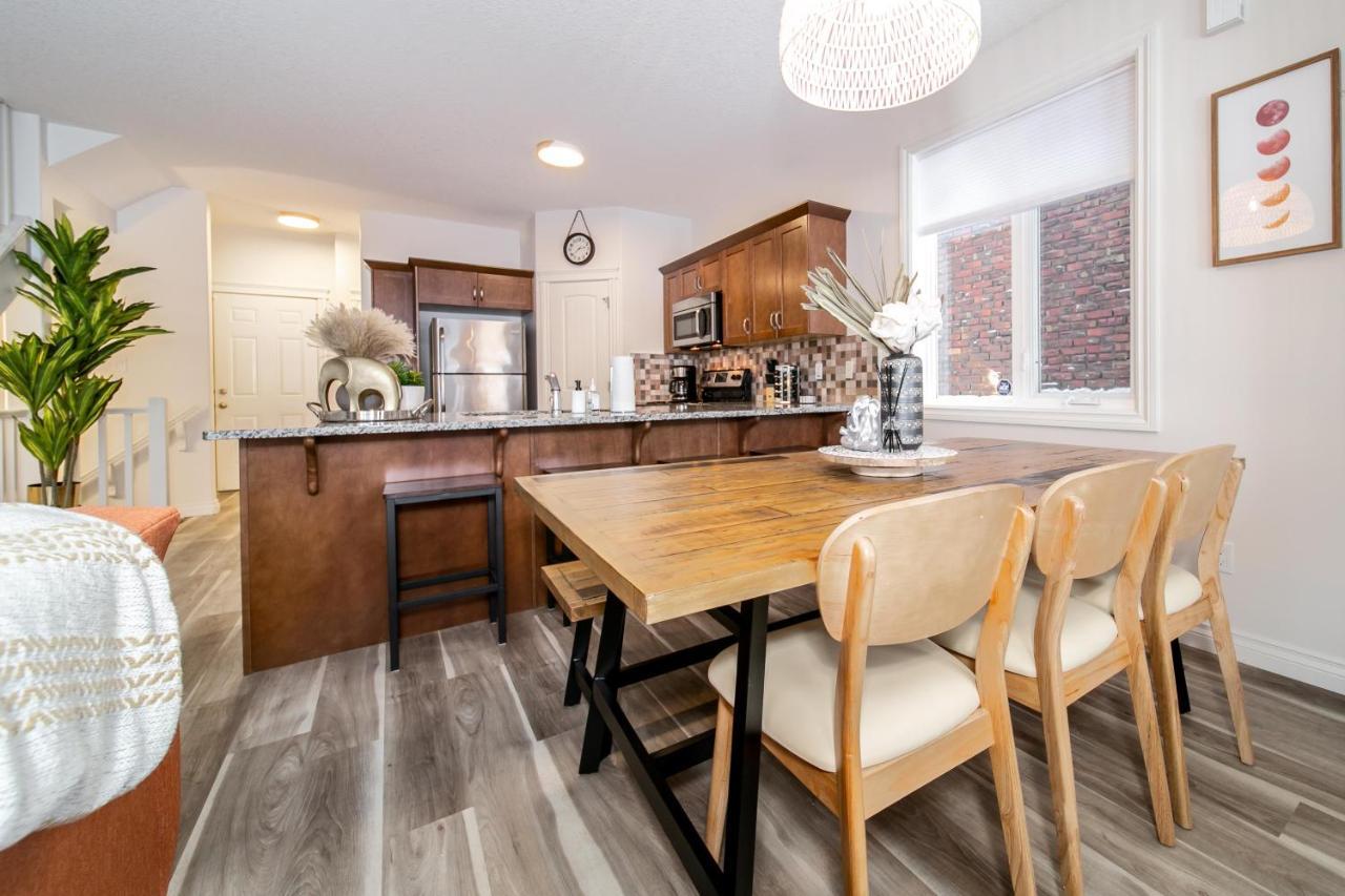 Bali Style - King Bed - Fireplace - Jacuzzi - Fast Wi-fi - Free Netflix & Garage Parking * Edmonton