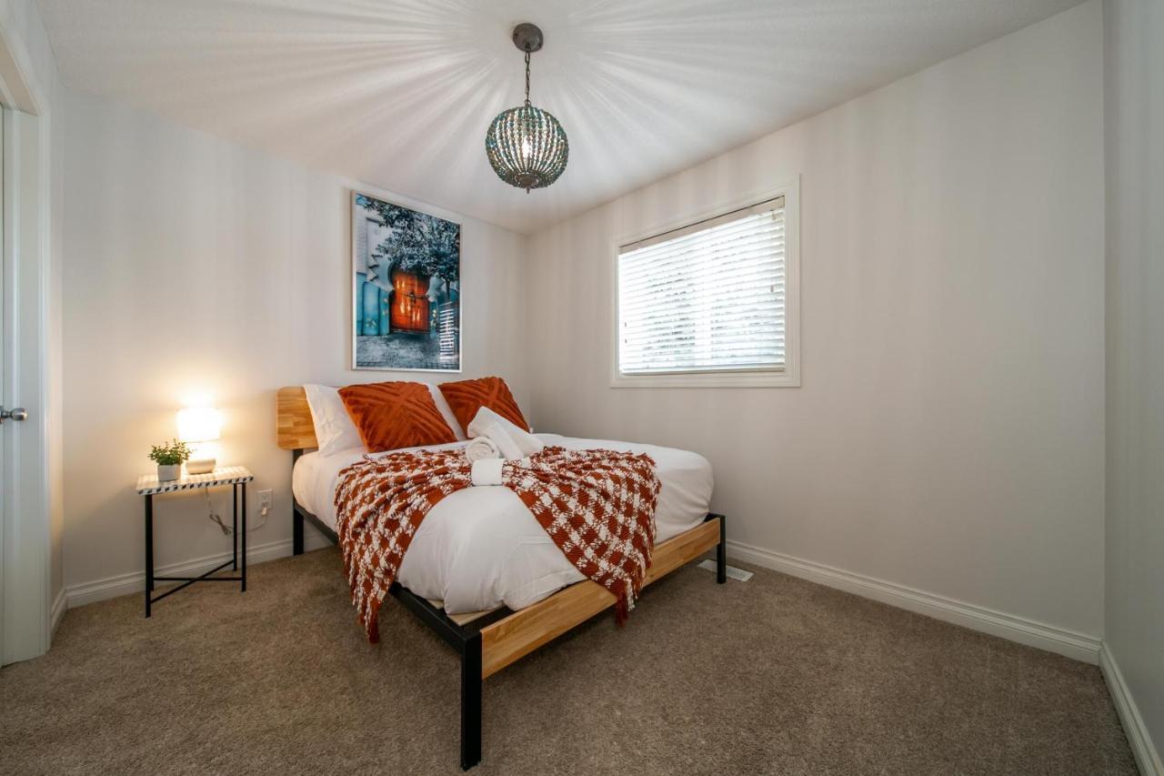 Mediterranean Oasis: King With Jacuzzi & Entertainment * Edmonton