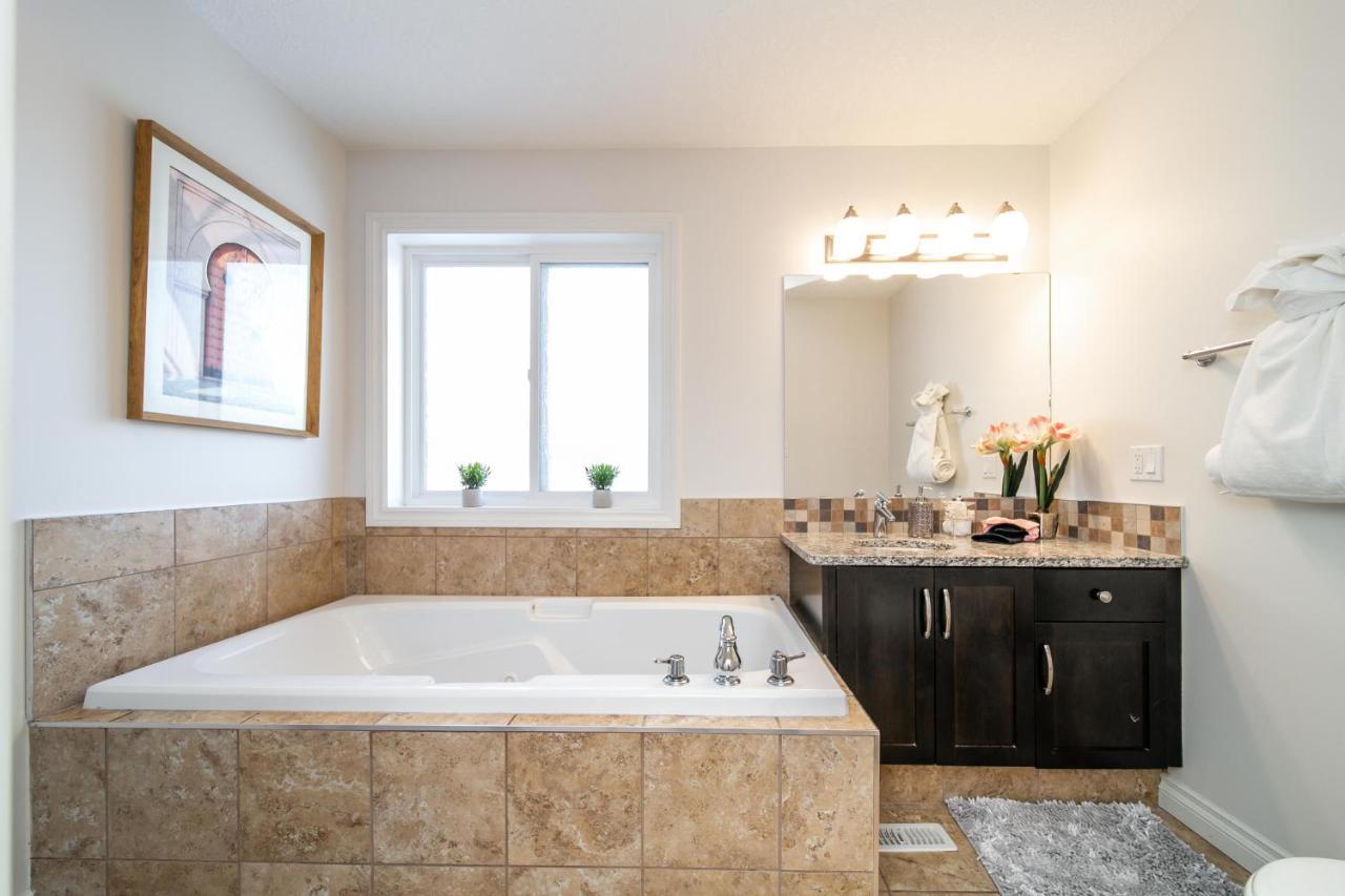 Mediterranean Oasis: King With Jacuzzi & Entertainment *