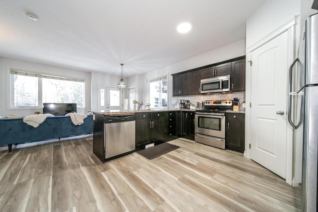 Mediterranean Oasis: King With Jacuzzi & Entertainment Edmonton
