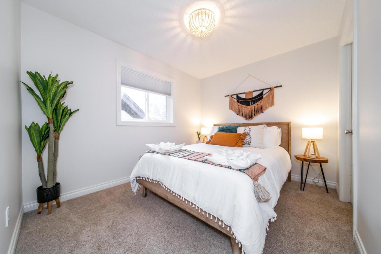 Bali Style - King Bed - Fireplace - Jacuzzi - Fast Wi-fi - Free Netflix & Garage Parking * Edmonton
