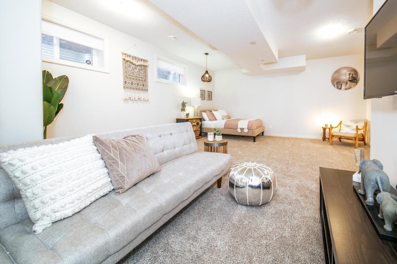 Bali Style - King Bed - Fireplace - Jacuzzi - Fast Wi-fi - Free Netflix & Garage Parking Edmonton