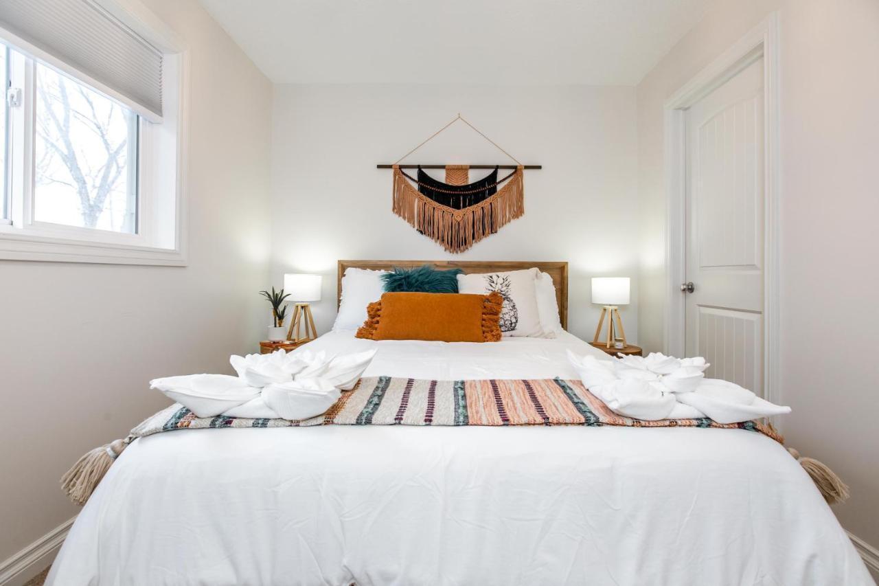 Holiday home Bali Style - King Bed - Fireplace - Jacuzzi - Fast Wi-fi - Free Netflix & Garage Parking