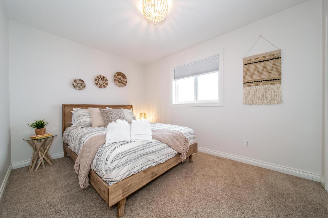 Bali Style - King Bed - Fireplace - Jacuzzi - Fast Wi-fi - Free Netflix & Garage Parking Edmonton