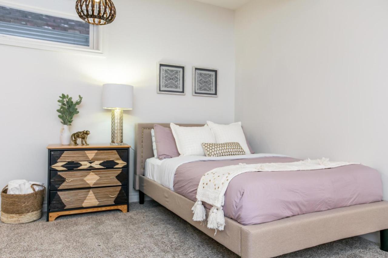 Bali Style - King Bed - Fireplace - Jacuzzi - Fast Wi-fi - Free Netflix & Garage Parking *
