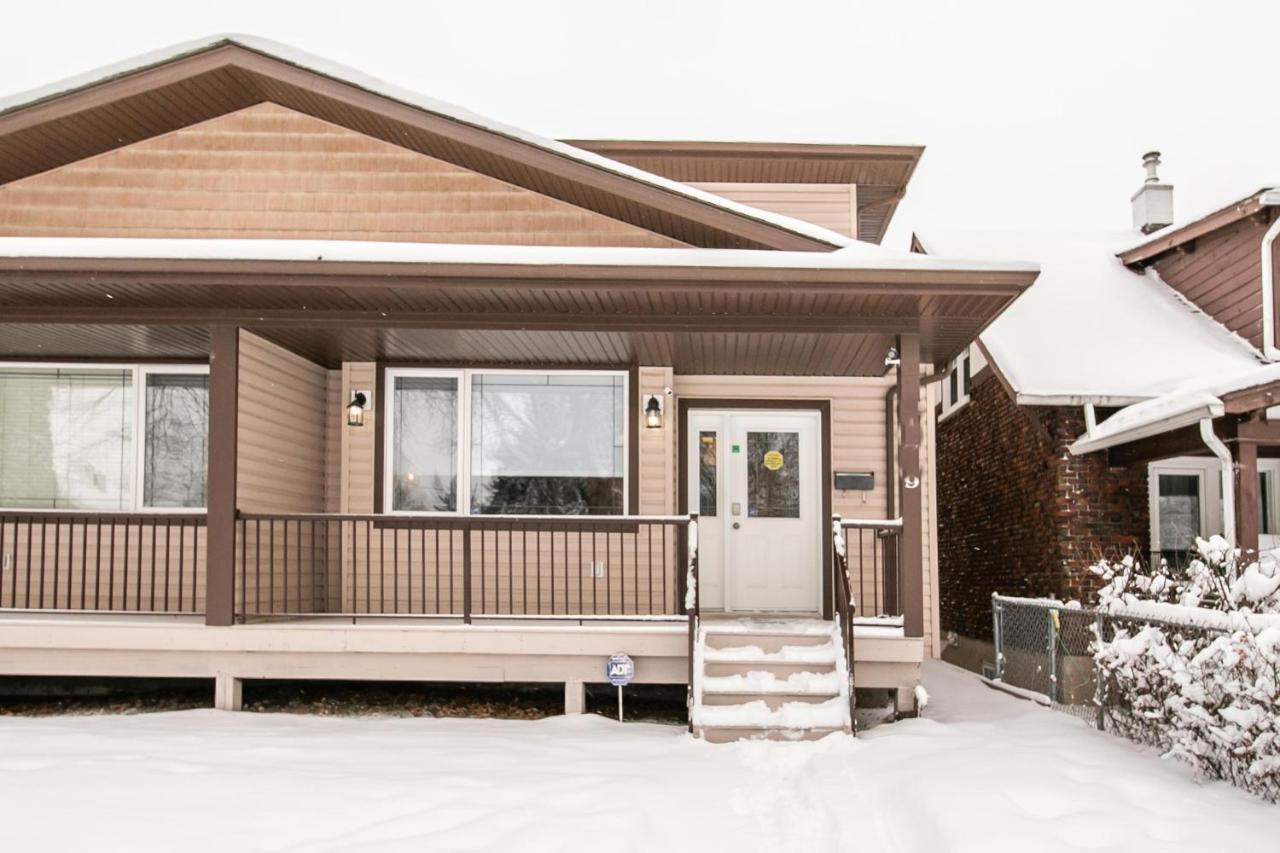 Bali Style - King Bed - Fireplace - Jacuzzi - Fast Wi-fi - Free Netflix & Garage Parking * Edmonton