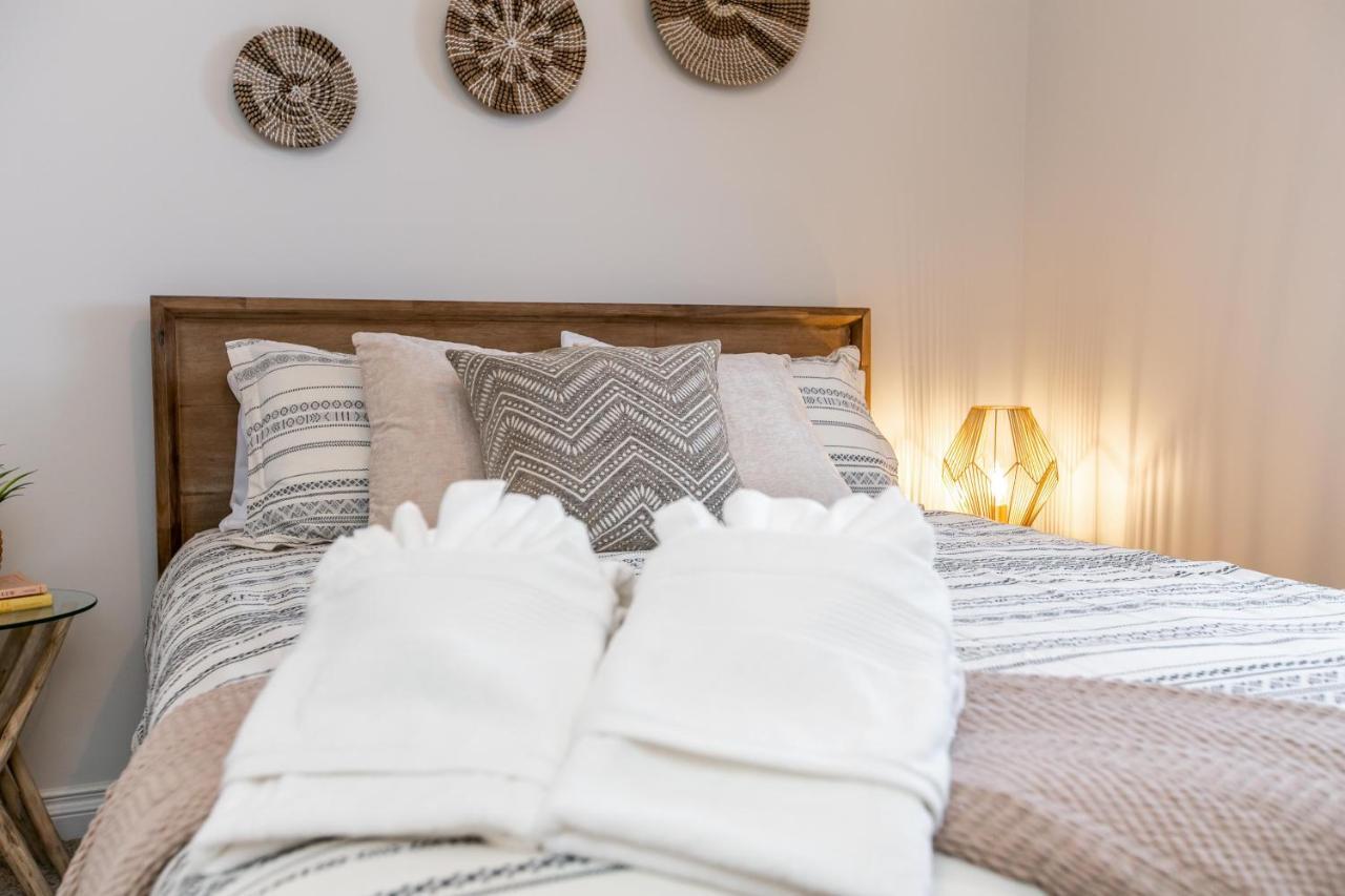 Bali Style - King Bed - Fireplace - Jacuzzi - Fast Wi-fi - Free Netflix & Garage Parking Holiday home Edmonton
