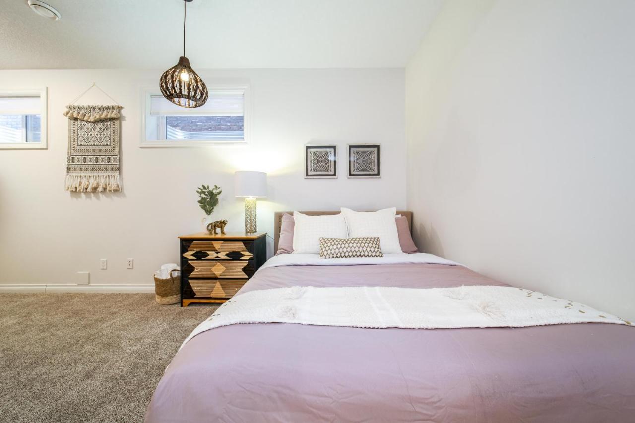 Bali Style - King Bed - Fireplace - Jacuzzi - Fast Wi-fi - Free Netflix & Garage Parking * Edmonton