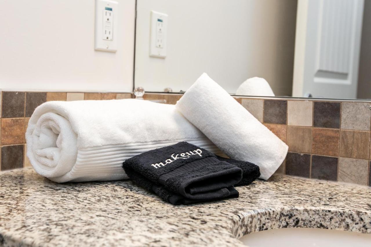 Bali Style - King Bed - Fireplace - Jacuzzi - Fast Wi-fi - Free Netflix & Garage Parking *