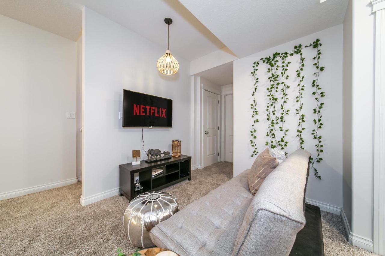 Bali Style - King Bed - Fireplace - Jacuzzi - Fast Wi-fi - Free Netflix & Garage Parking Holiday home *