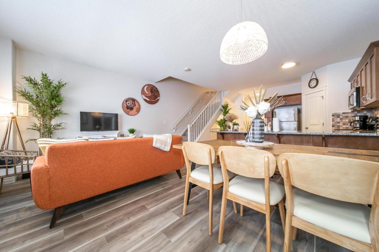 Bali Style - King Bed - Fireplace - Jacuzzi - Fast Wi-fi - Free Netflix & Garage Parking