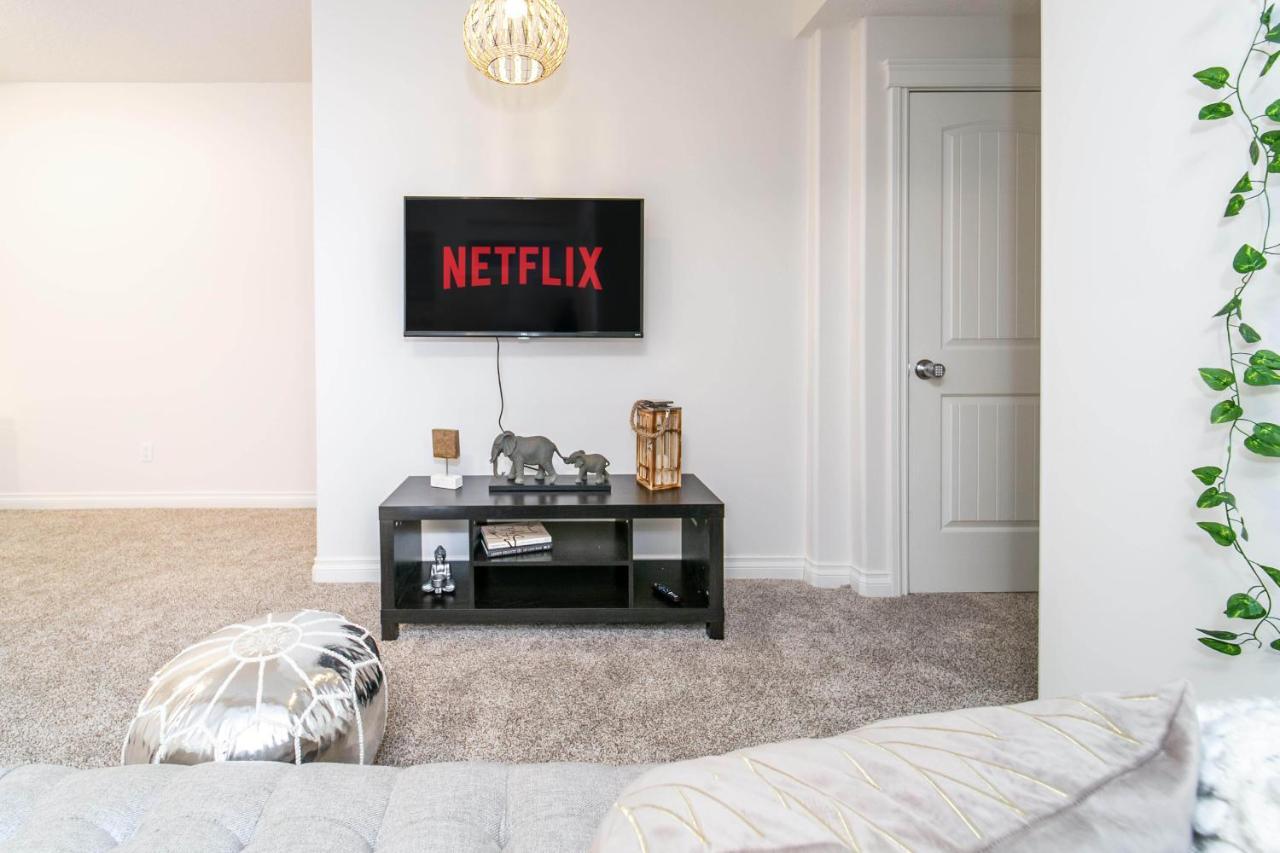 Bali Style - King Bed - Fireplace - Jacuzzi - Fast Wi-fi - Free Netflix & Garage Parking Edmonton