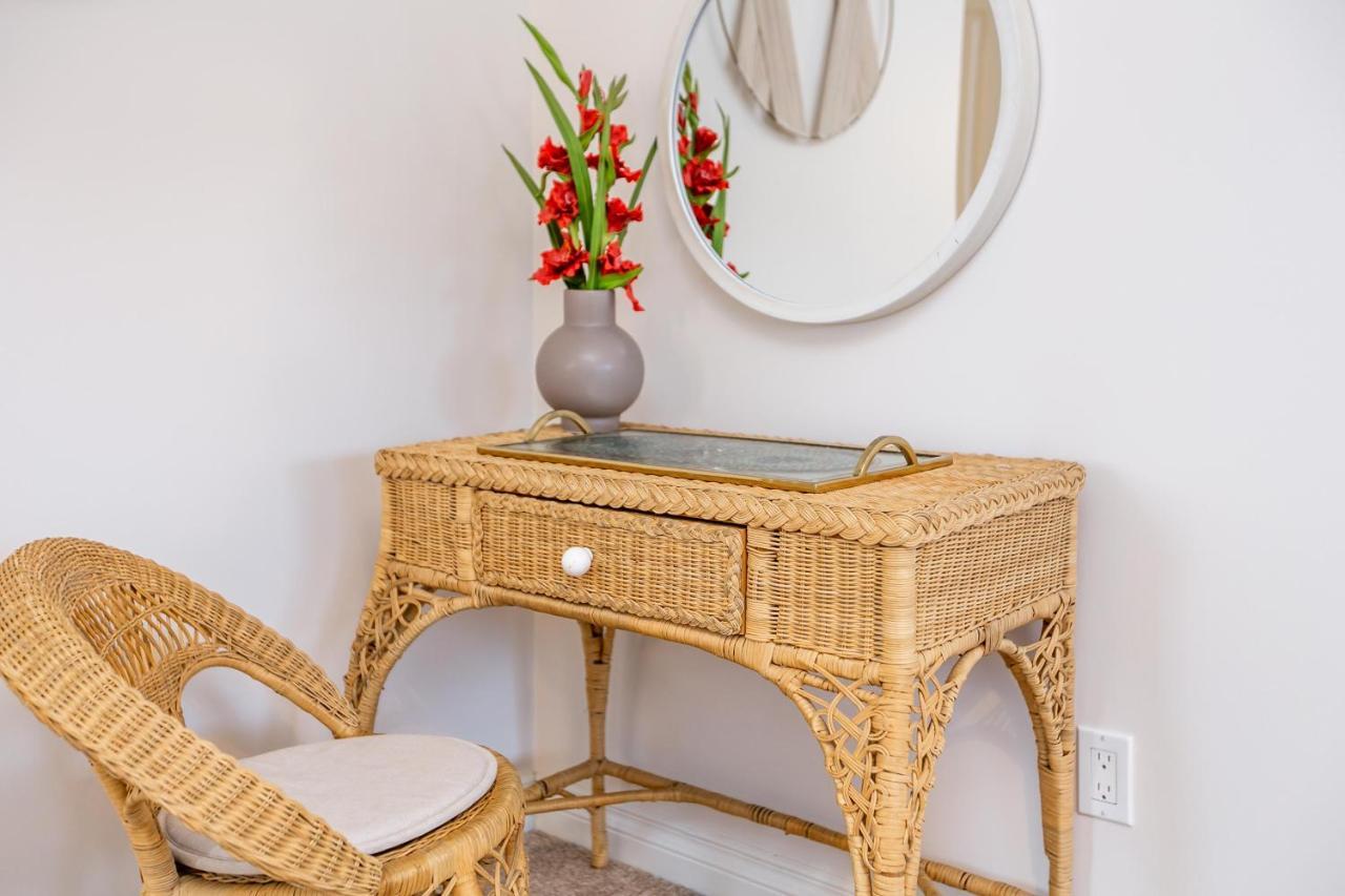 Bali Style - King Bed - Fireplace - Jacuzzi - Fast Wi-fi - Free Netflix & Garage Parking * Edmonton