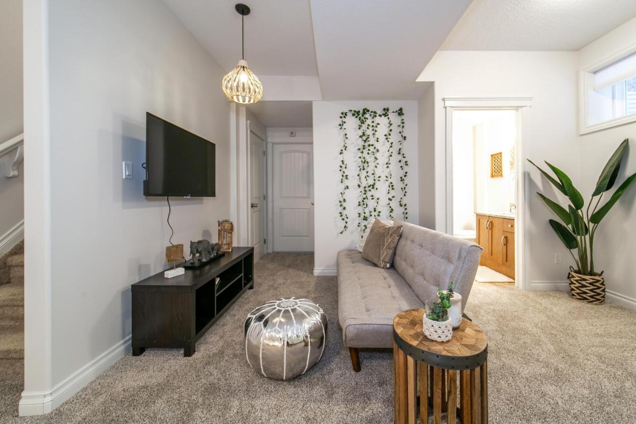 Bali Style - King Bed - Fireplace - Jacuzzi - Fast Wi-fi - Free Netflix & Garage Parking