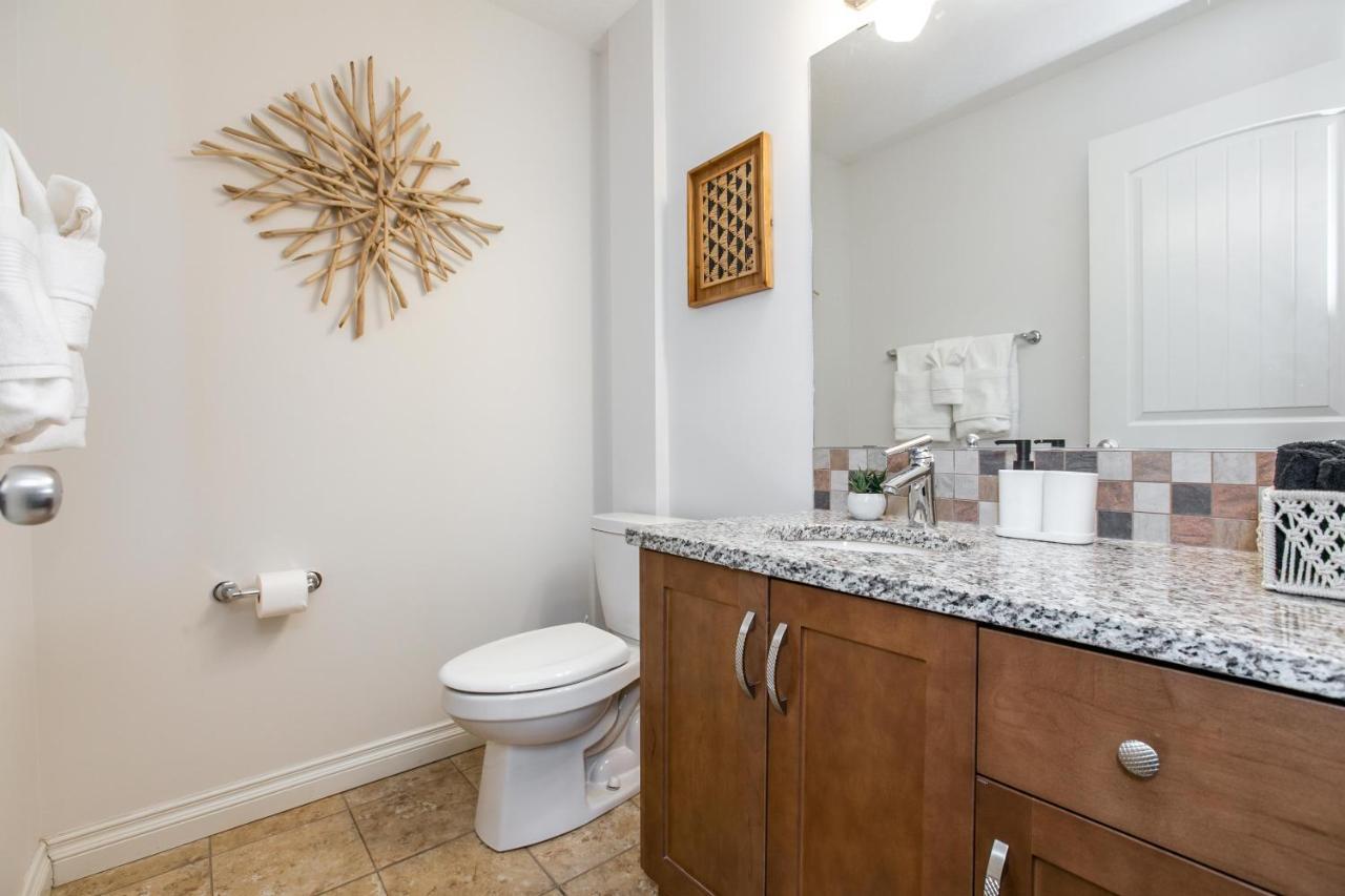 Bali Style - King Bed - Fireplace - Jacuzzi - Fast Wi-fi - Free Netflix & Garage Parking Holiday home