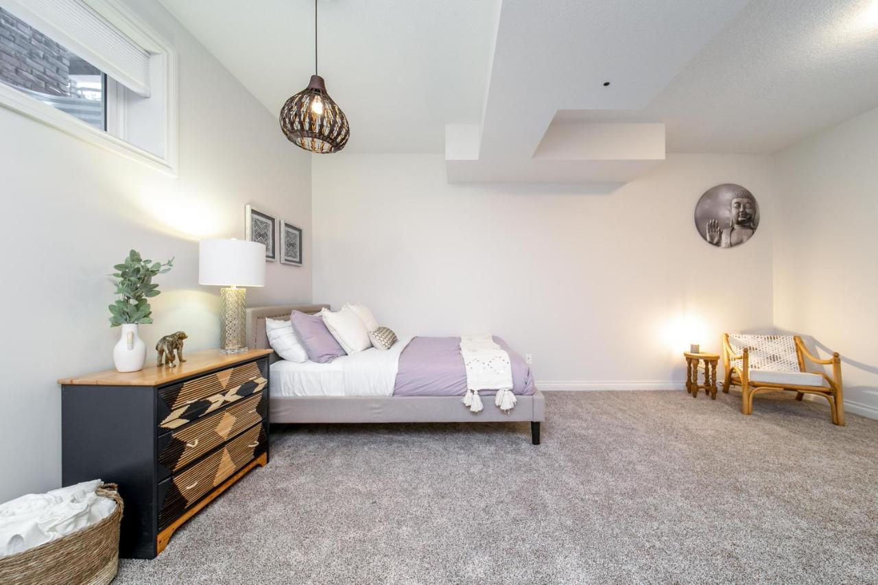 Bali Style - King Bed - Fireplace - Jacuzzi - Fast Wi-fi - Free Netflix & Garage Parking Holiday home Edmonton