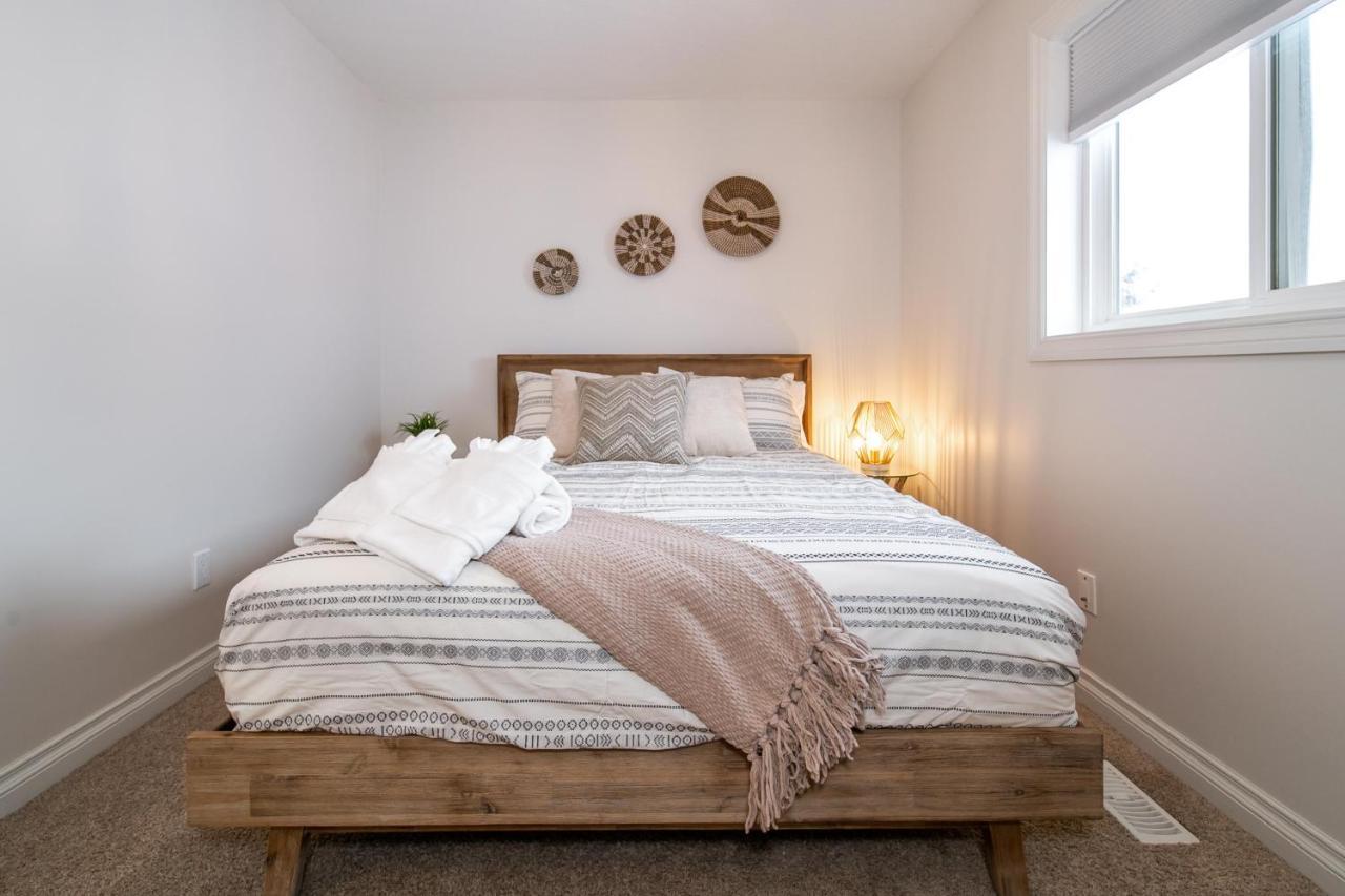 Bali Style - King Bed - Fireplace - Jacuzzi - Fast Wi-fi - Free Netflix & Garage Parking Edmonton