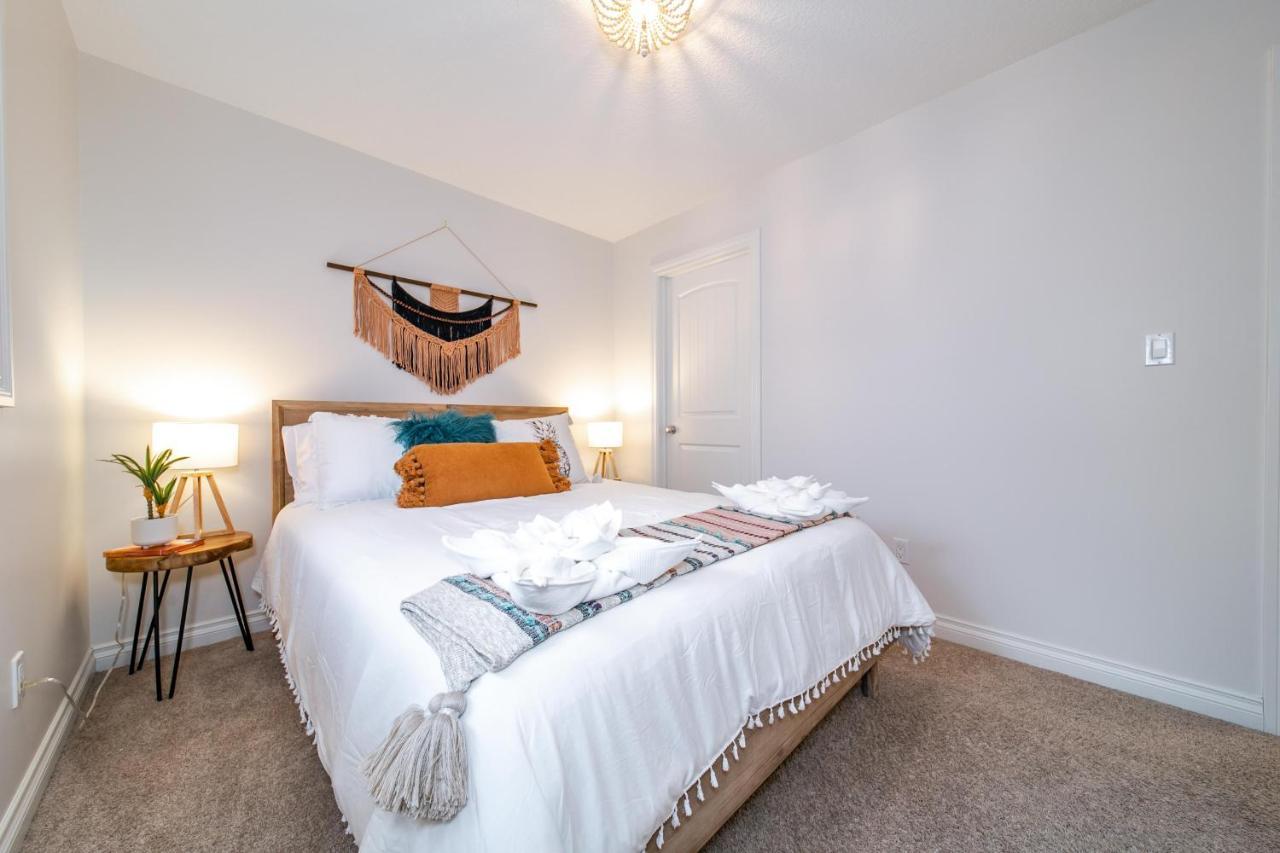 Holiday home Bali Style - King Bed - Fireplace - Jacuzzi - Fast Wi-fi - Free Netflix & Garage Parking Edmonton
