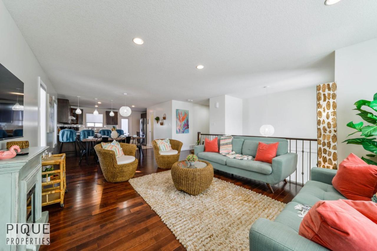 Tropical Oasis - King Beds - Free Netflix & Parking - Fast Wi-fi Holiday home Edmonton