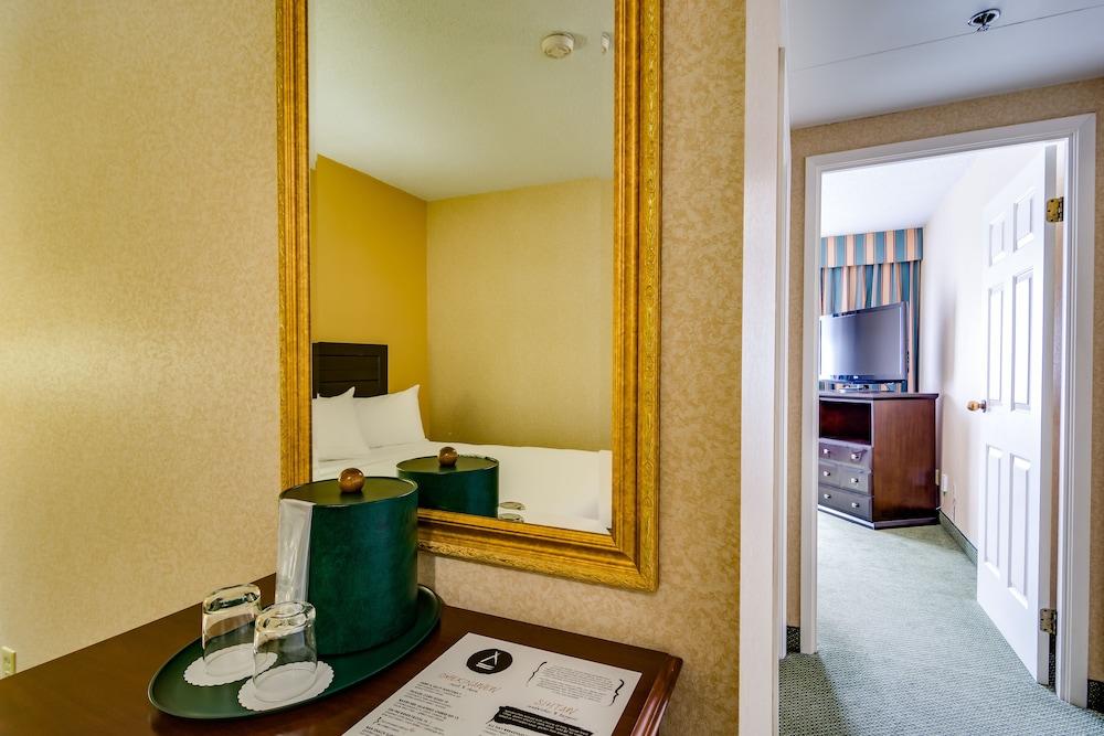 Hotel Sawridge And Conference Centre South