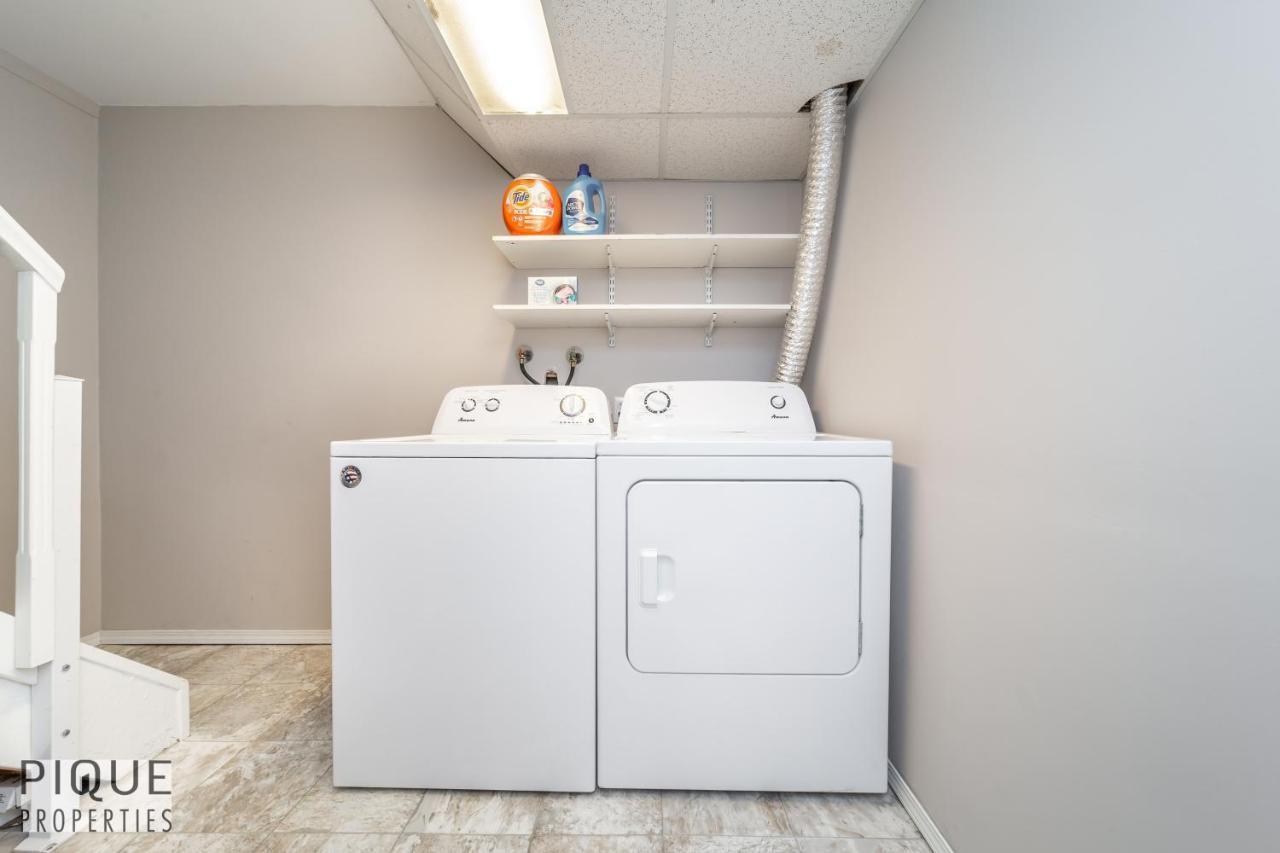 6 Bed Chic Stylish - 5 Mins To U Of A & Whyte Ave - Fast Wi-fi - Free Parking & Netflix * Edmonton